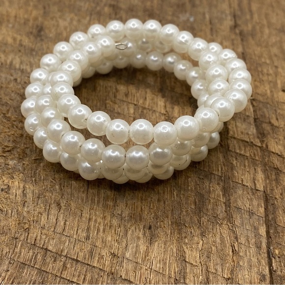 White Pearl Memory Wire Wrap Bracelet - Picture 1 of 2